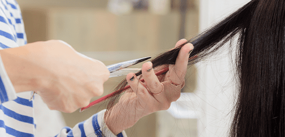 髪を切る美容師